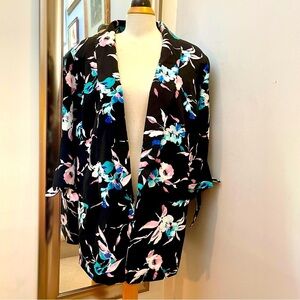 Lane Bryant floral blazer with pockets & hook closure. Size 22/24.